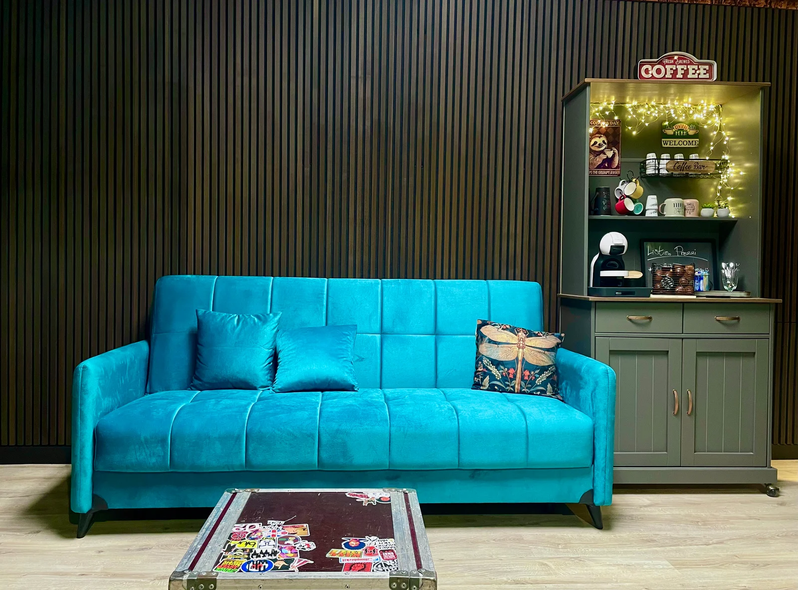 Divano turchese e tavolino nell’area lounge